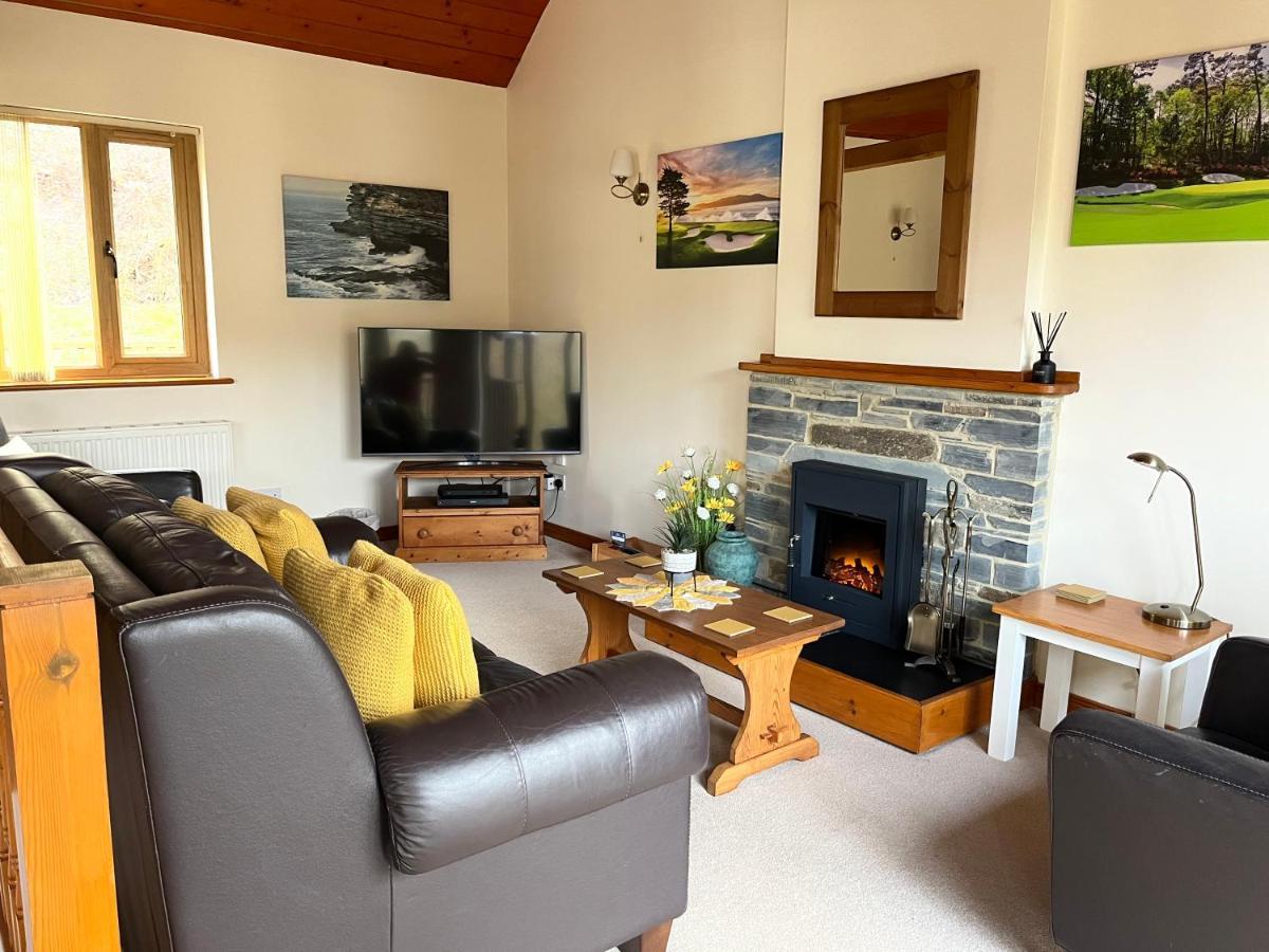 The Nineteenth, Oakridge St Mellion, Free Golf/Spa Bagian luar foto